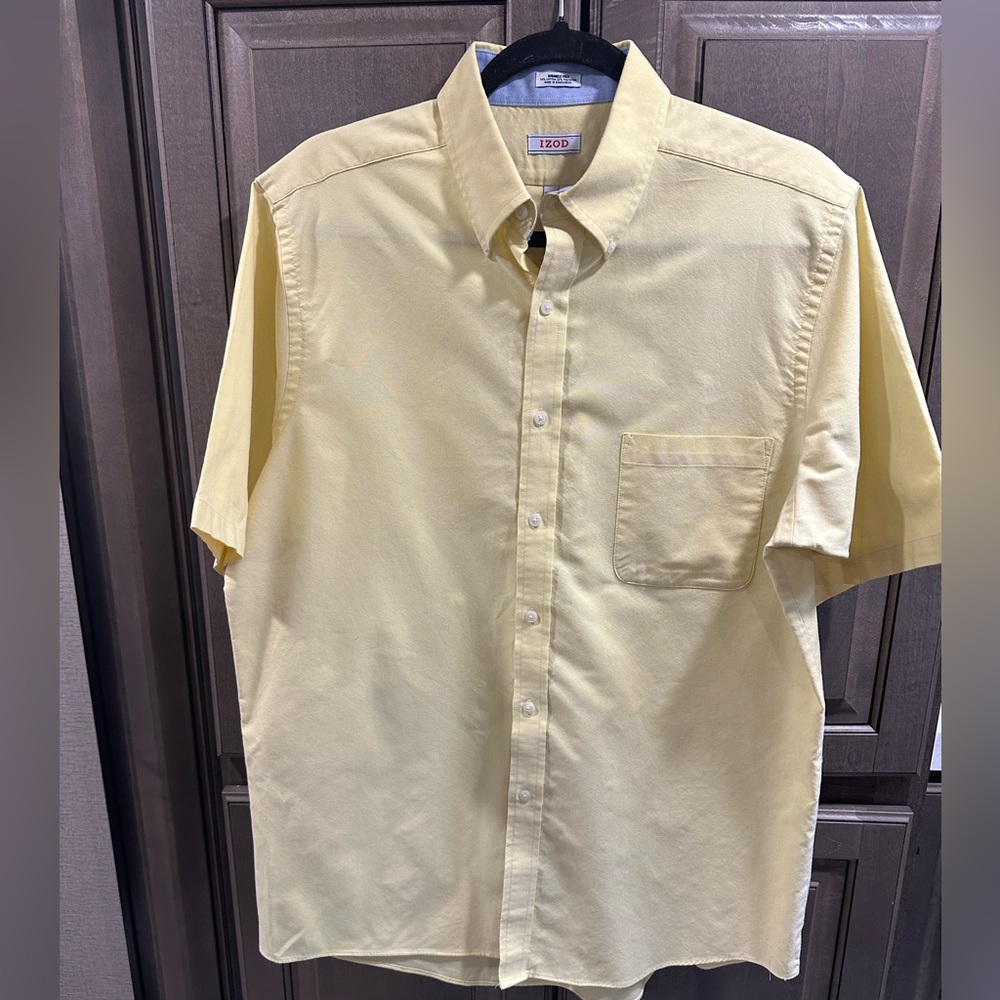 Izod Men’s short sleeve, button up shirt with one front pocket. Si…